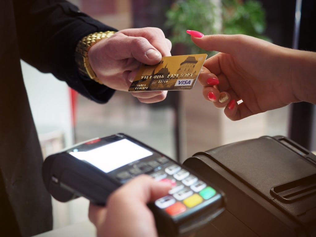 신용카드 현금화 Close-up of a credit card payment being processed at a POS terminal.